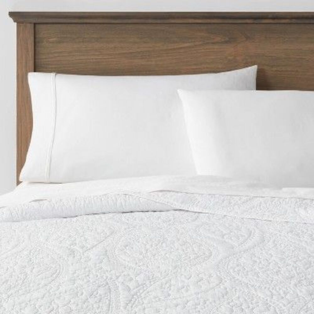 Threshold Quilt Microfiber Paisley Stitch Lightweight White Twin/TwinXL